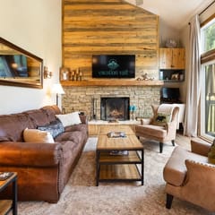 Timber Falls - Top Floor Views & Steps to Bus