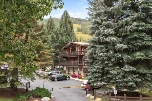 Walk to Gold Peak - Private Hot Tub on Gore Creek